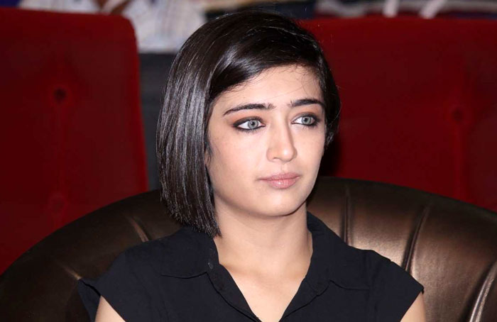 akshara haasan,media,bollywood media,health problem,rough  అక్షర హాసన్ పై మీడియా దుమ్మెత్తి పోస్తుంది.!